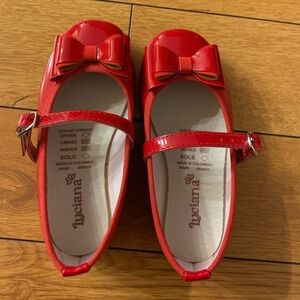 Girls' Mary Jane ballet flats are a popular, timeless footwear. Age Med 4 Yr New